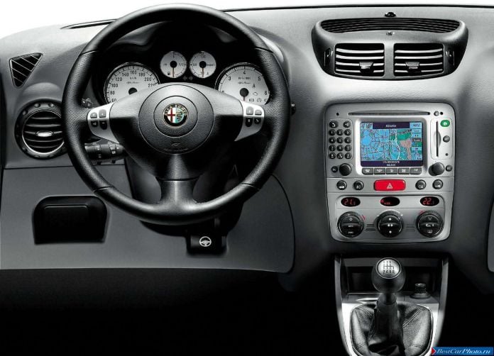 2004 Alfa Romeo 147 5door - фотография 6 из 9 2004 Alfa Romeo 147 5door - фотография 6 из 9