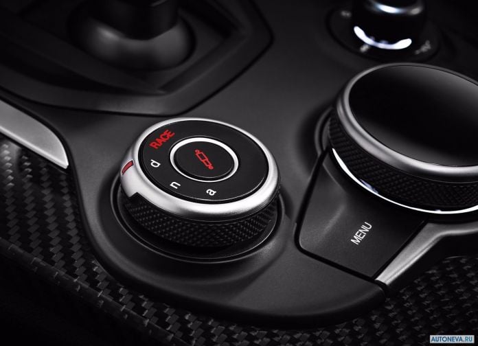 2018 Alfa Romeo Stelvio Quadrifoglio - фотография 81 из 102