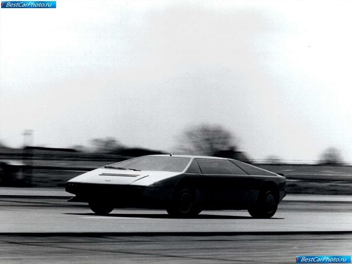 1980 Aston Martin Bulldog Concept Car - фотография 4 из 11