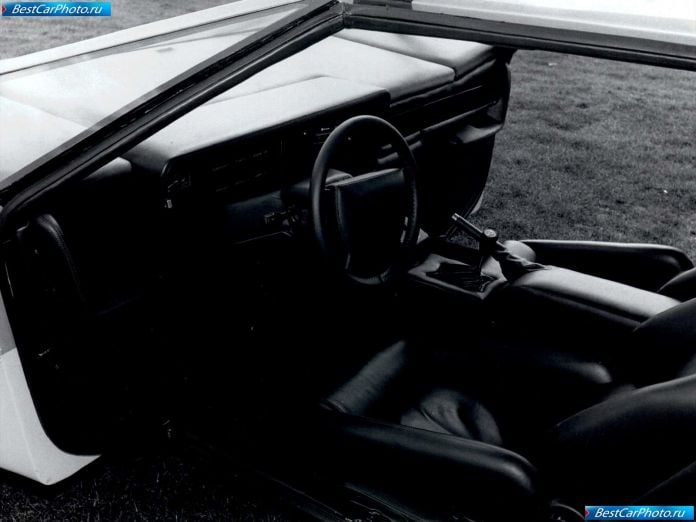 1980 Aston Martin Bulldog Concept Car - фотография 9 из 11