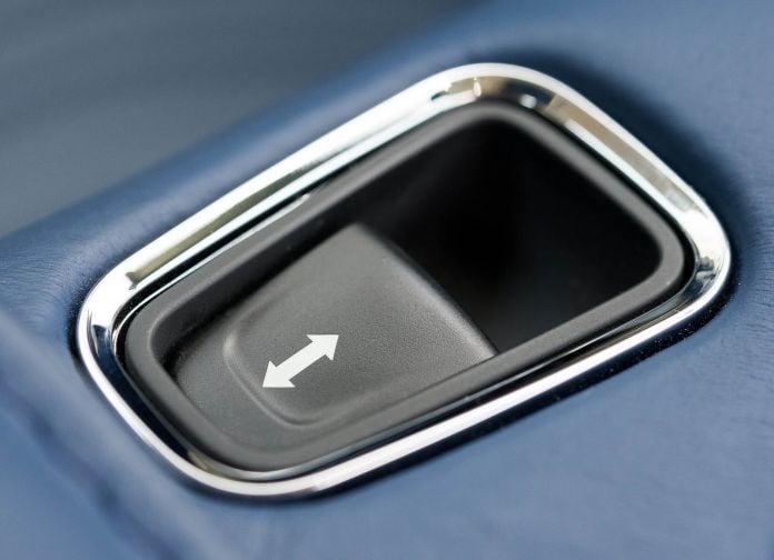 2017 Aston Martin DB11 Frosted Glass Blue - фотография 83 из 111