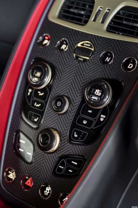 2018 Aston Martin Vanquish Zagato Shooting Brake UK - фотография 17 из 25