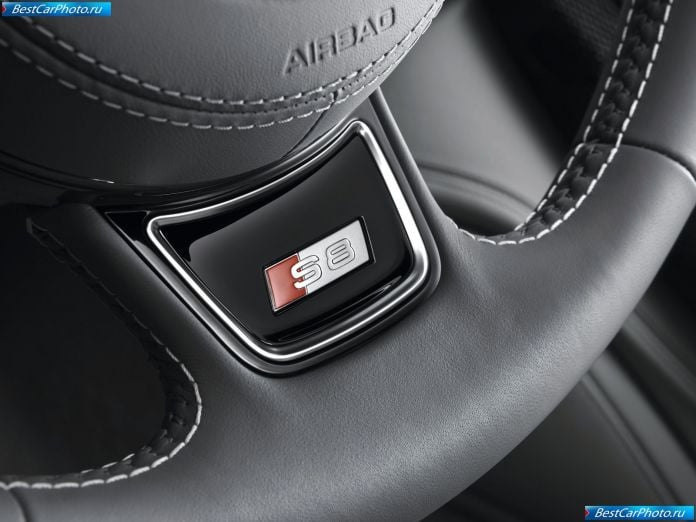 2013 Audi S8 - фотография 23 из 40