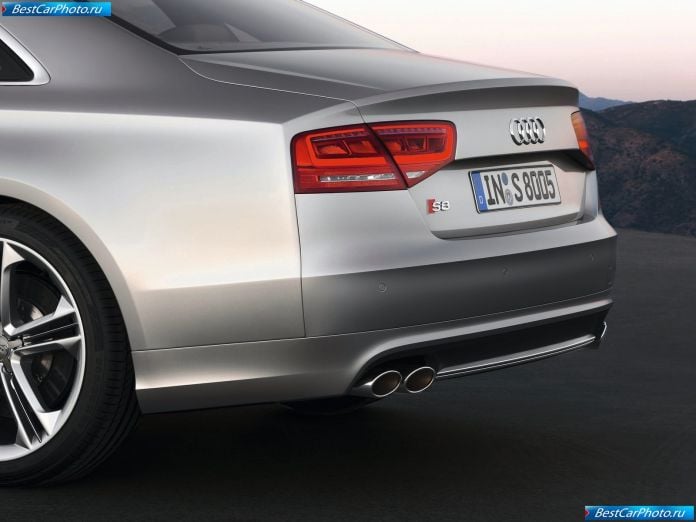 2013 Audi S8 - фотография 25 из 40