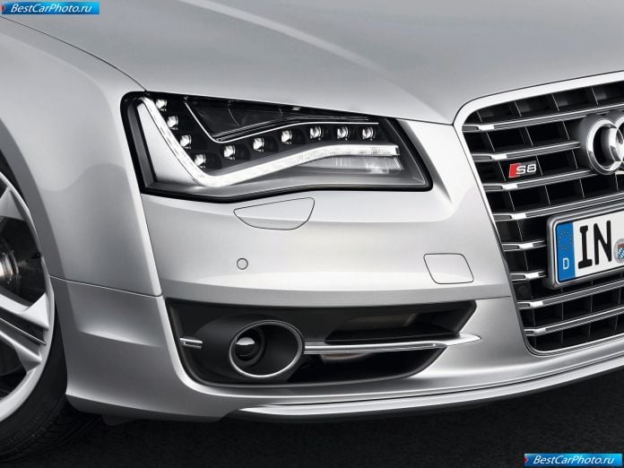 2013 Audi S8 - фотография 26 из 40