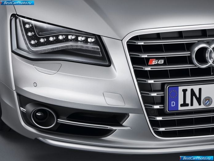 2013 Audi S8 - фотография 27 из 40