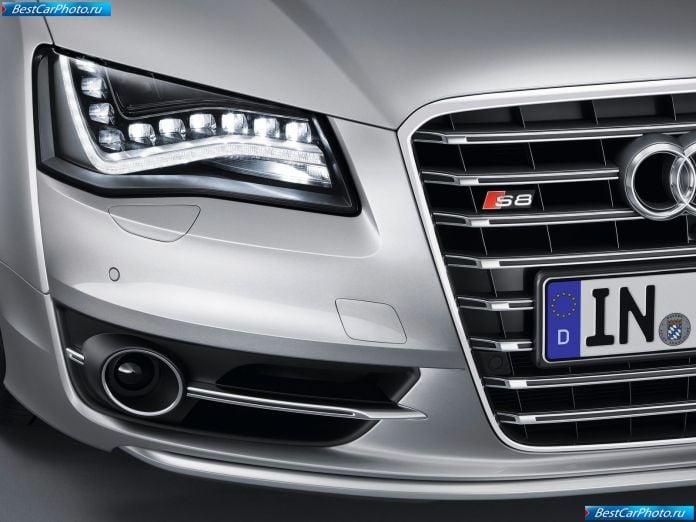 2013 Audi S8 - фотография 31 из 40