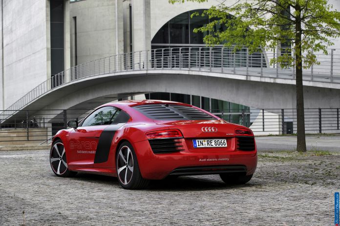 2013 Audi R8 e-tron Concept - фотография 2 из 57