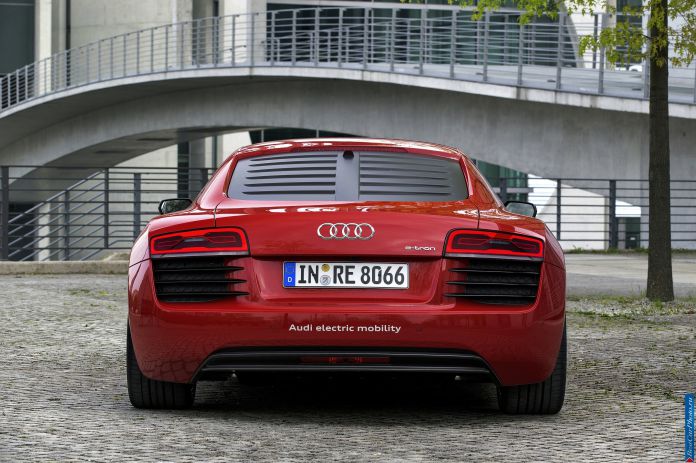 2013 Audi R8 e-tron Concept - фотография 15 из 57
