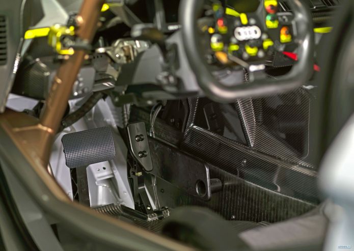 2020 Audi R8 LMS GT2 - фотография 10 из 19