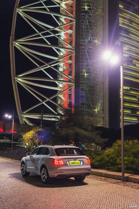 2019 Bentley Bentayga Hybrid - фотография 14 из 24