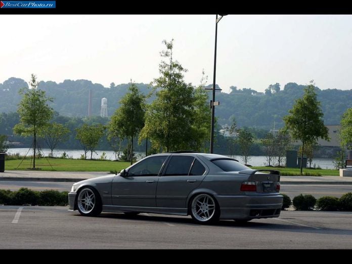 1992 BMW 325i Sedan - фотография 11 из 13