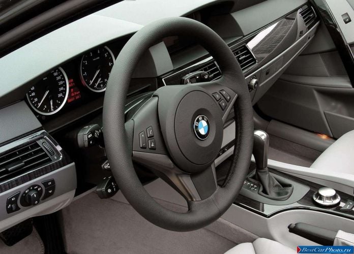 2005 BMW 545i Touring - фотография 27 из 51