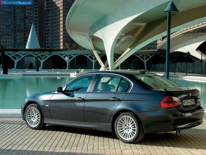 2006 BMW 330i Sedan - фотография 12 из 28