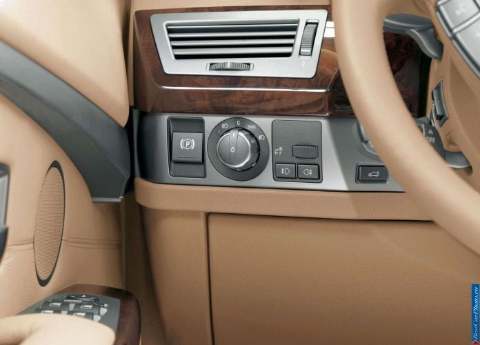 2006 BMW 750Li - фотография 37 из 40 2006 BMW 750Li - фотография 37 из 40