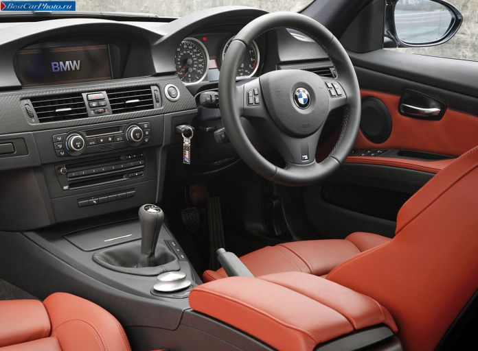 2009 BMW M3 Sedan UK-version - фотография 3 из 14