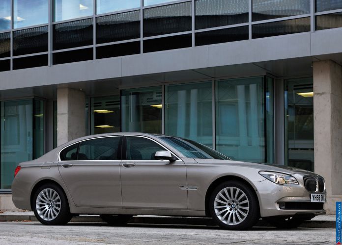 2009 BMW 7-series UK Version - фотография 3 из 15