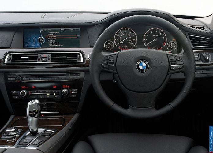 2009 BMW 7-series UK Version - фотография 10 из 15