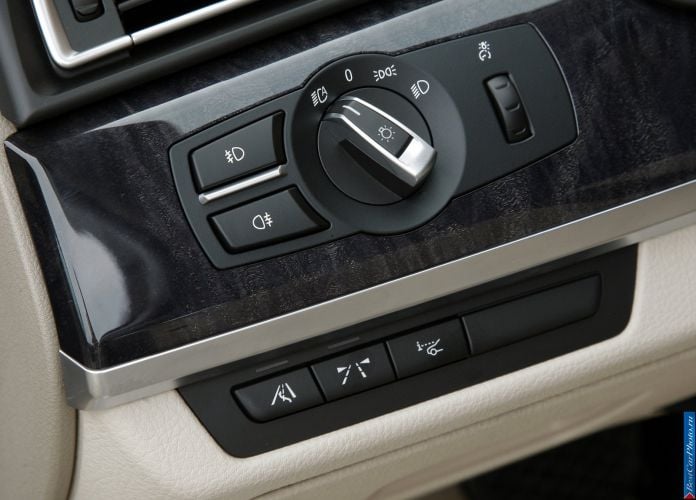 2009 BMW 750Li - фотография 76 из 98