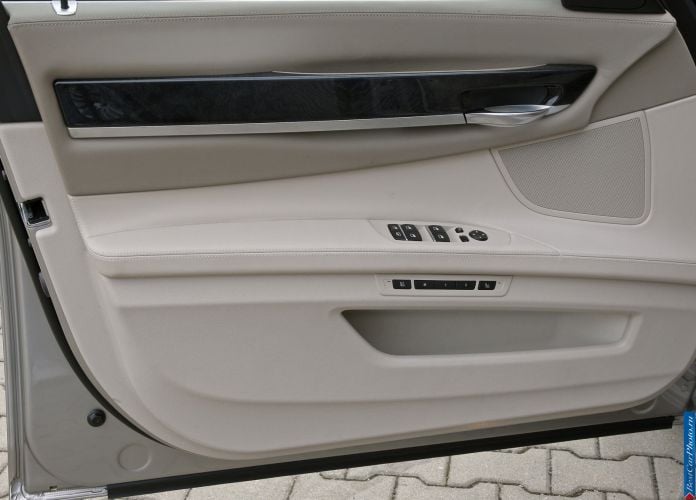 2009 BMW 750Li - фотография 82 из 98