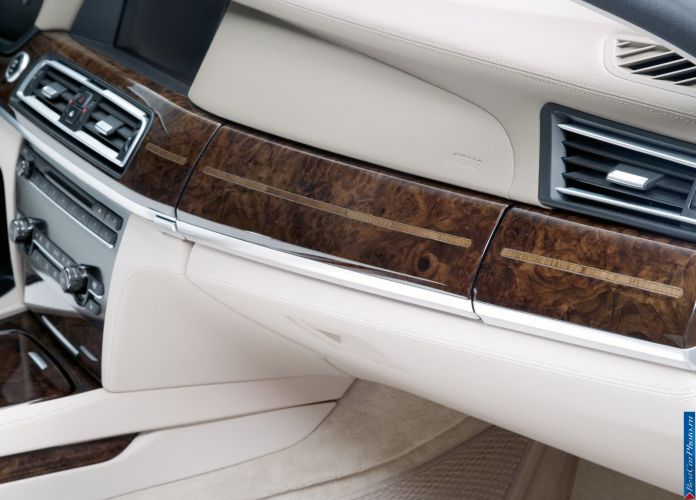 2010 BMW 760Li - фотография 16 из 45