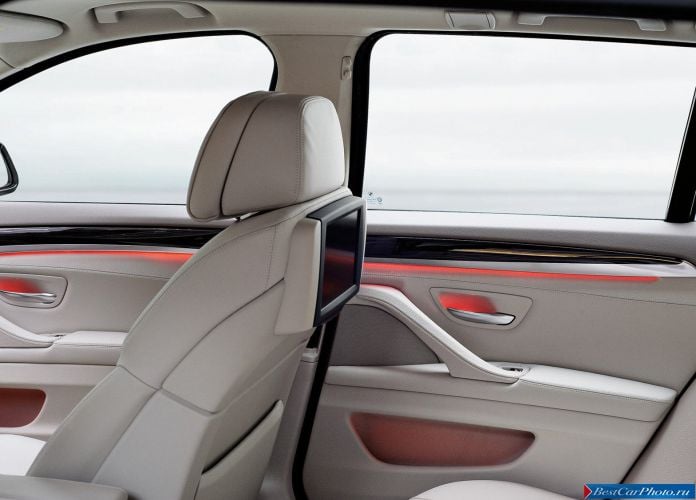 2011 BMW 5-series Touring - фотография 144 из 194