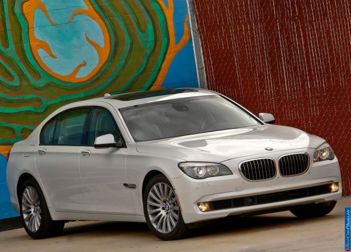 2011 BMW 750Li - фотография 11 из 70