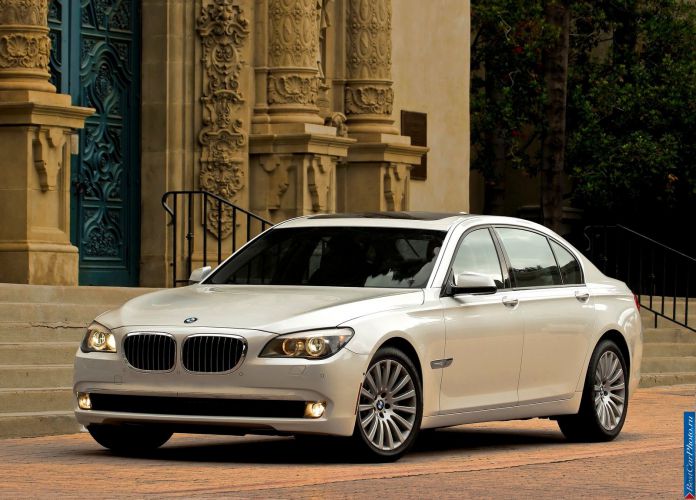 2011 BMW 750Li - фотография 14 из 70