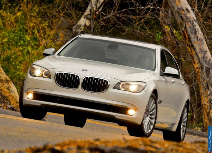 2011 BMW 750Li - фотография 21 из 70