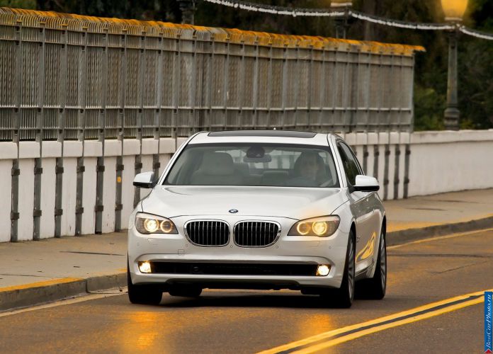2011 BMW 750Li - фотография 35 из 70