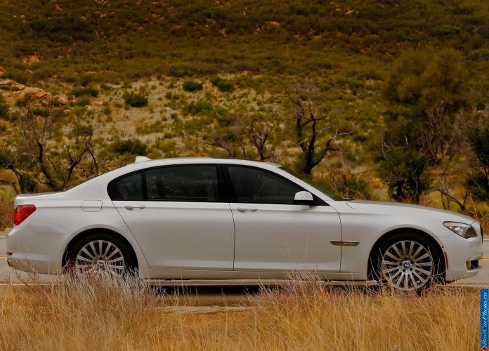 2011 BMW 750Li - фотография 36 из 70