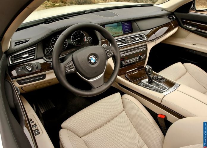 2011 BMW 750Li - фотография 47 из 70