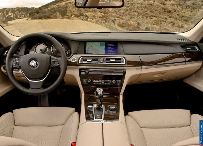 2011 BMW 750Li - фотография 48 из 70