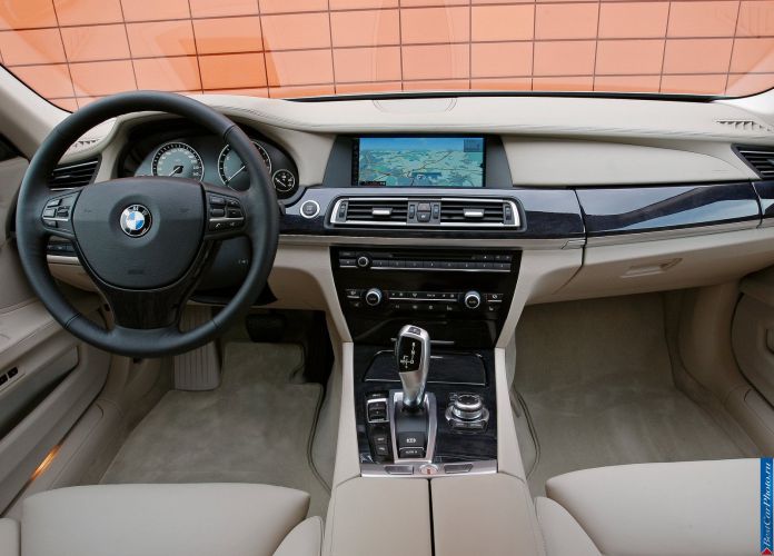 2011 BMW 750Li - фотография 49 из 70