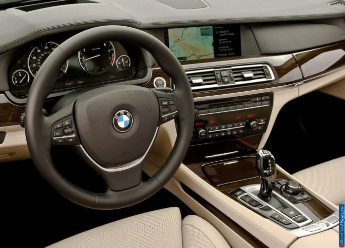 2011 BMW 750Li - фотография 51 из 70