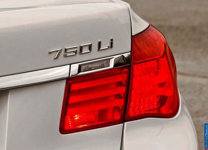 2011 BMW 750Li - фотография 61 из 70