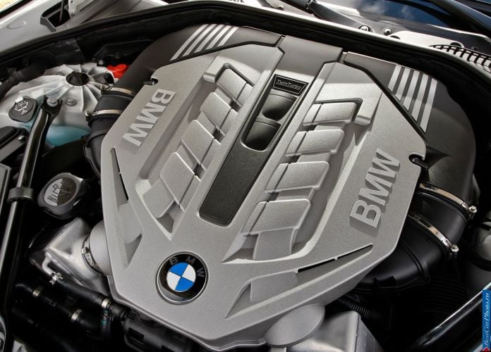 2011 BMW 750Li - фотография 65 из 70