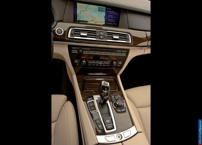2011 BMW 750Li - фотография 68 из 70 2011 BMW 750Li - фотография 68 из 70