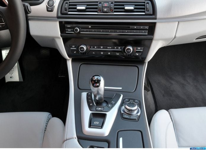2012 BMW 5-series M Sedan - фотография 218 из 254 2012 BMW 5-series M Sedan - фотография 218 из 254