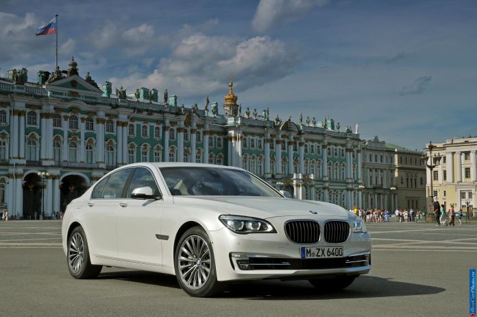 2013 BMW 7-series - фотография 3 из 190