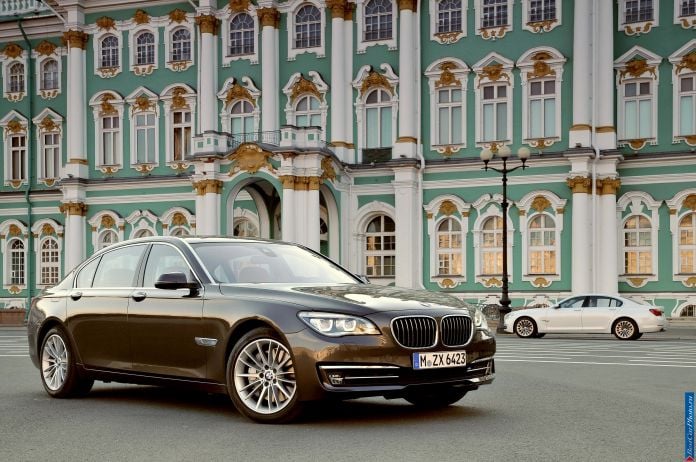2013 BMW 7-series - фотография 4 из 190