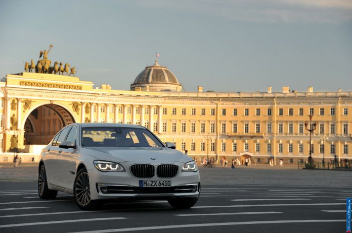 2013 BMW 7-series - фотография 11 из 190
