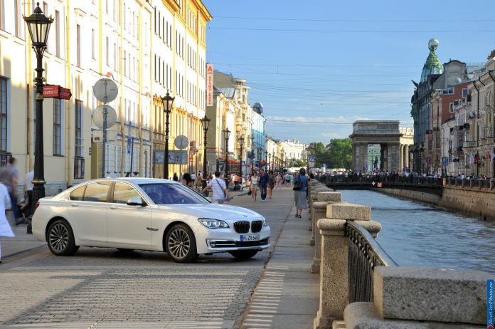 2013 BMW 7-series - фотография 17 из 190