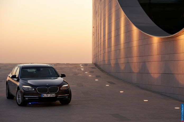 2013 BMW 7-series - фотография 78 из 190