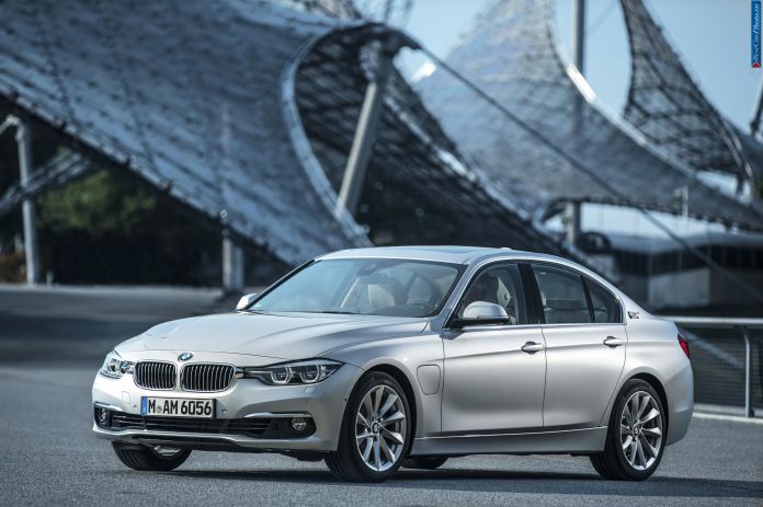 2015 BMW 330e - фотография 1 из 50