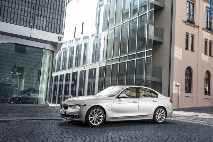 2015 BMW 330e - фотография 6 из 50