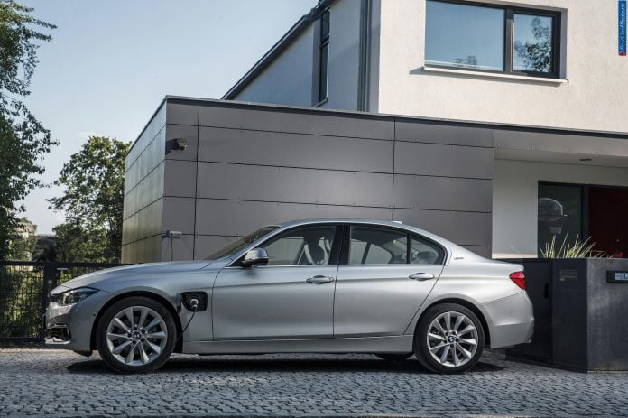2015 BMW 330e - фотография 11 из 50
