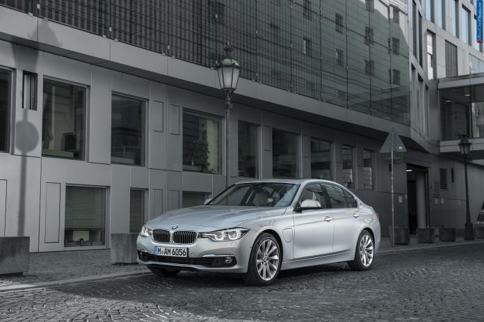 2015 BMW 330e - фотография 12 из 50