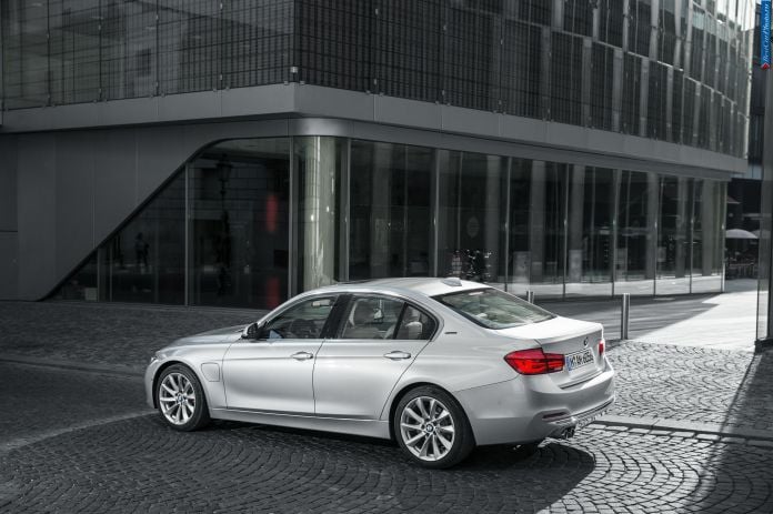 2015 BMW 330e - фотография 13 из 50