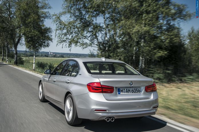 2015 BMW 330e - фотография 18 из 50